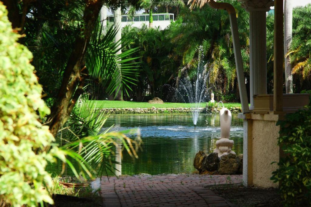 Rock Lake Not Open Due To Hurricane Damages Otel Fort Myers Dış mekan fotoğraf