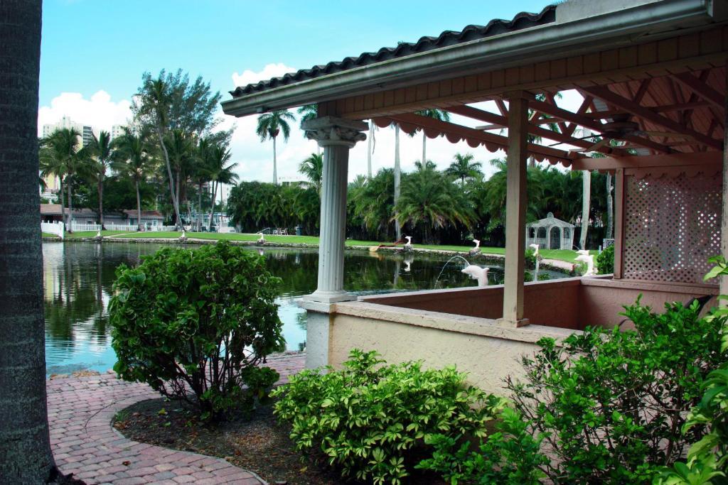Rock Lake Not Open Due To Hurricane Damages Otel Fort Myers Dış mekan fotoğraf